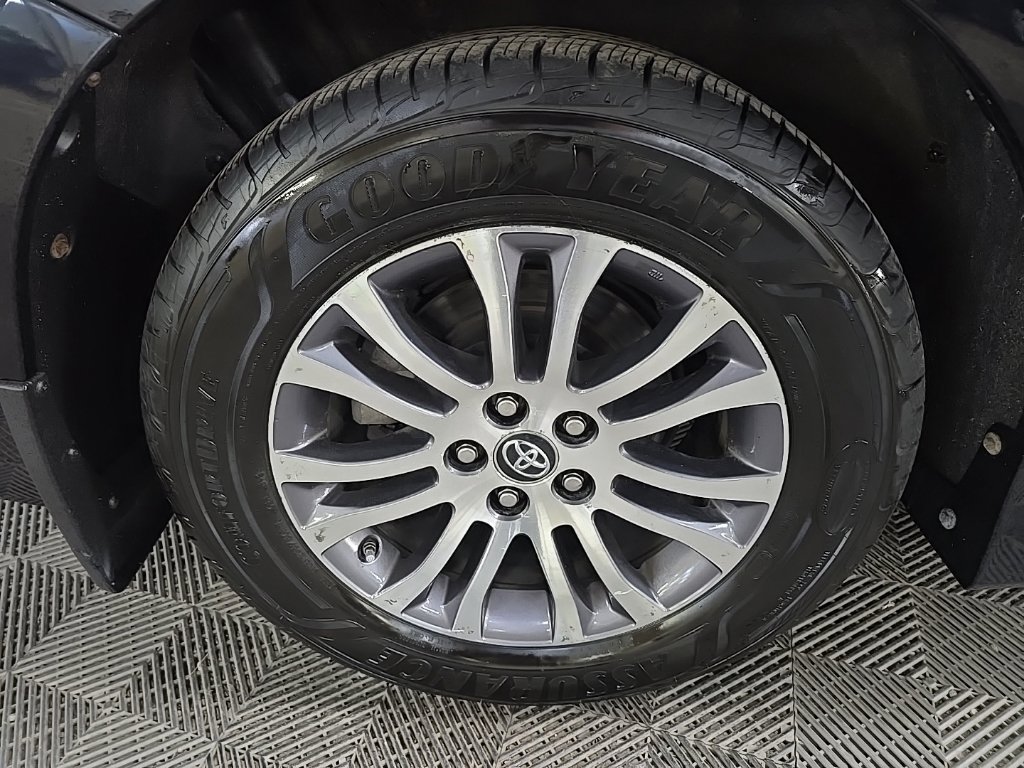 Used 2019 Toyota Sienna XLE w/ XLE Navigation Package FWD image 14
