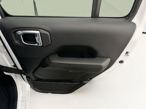 Used 2025 Jeep Wrangler Sahara image 30