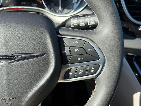 Used 2024 Chrysler Pacifica Touring-L FWD image 26