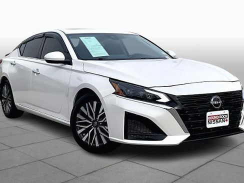 Certified 2023 Nissan Altima 2.5 SV w/ SV Premium Package image 3