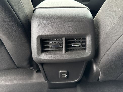 Used 2021 Chevrolet Equinox LS image 31