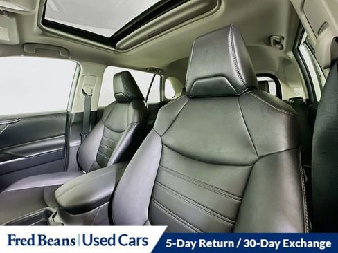 Used 2021 Toyota RAV4 XLE Premium image 21