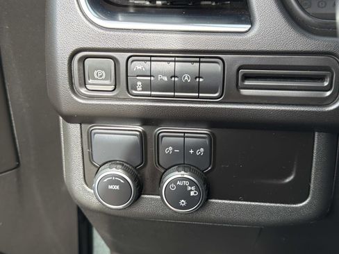 Used 2023 Chevrolet Suburban Premier image 15