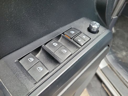 Used 2017 Toyota Tacoma SR image 18