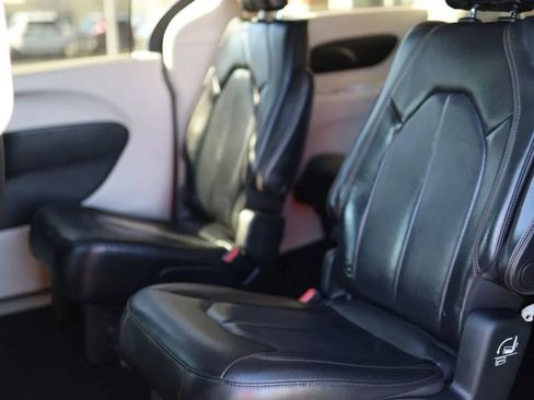 Used 2019 Chrysler Pacifica Touring-L FWD image 31