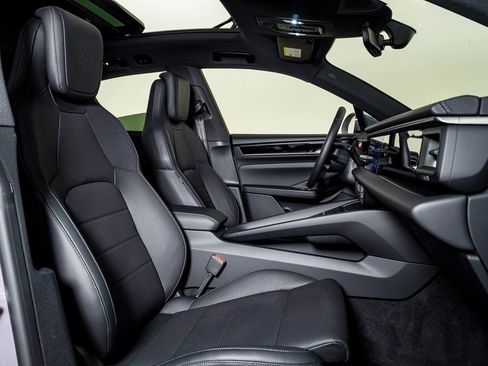 Certified 2025 Porsche Macan Electric image 15