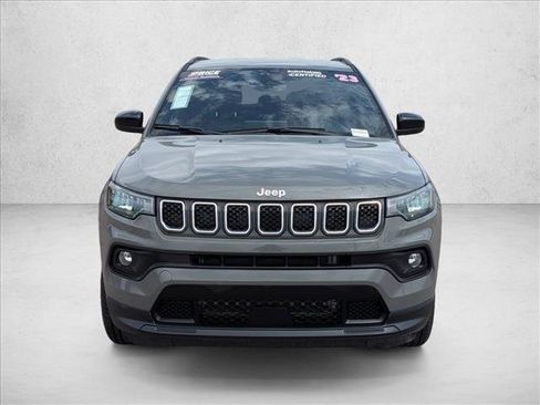 Used 2023 Jeep Compass Latitude AWD/4WD image 2