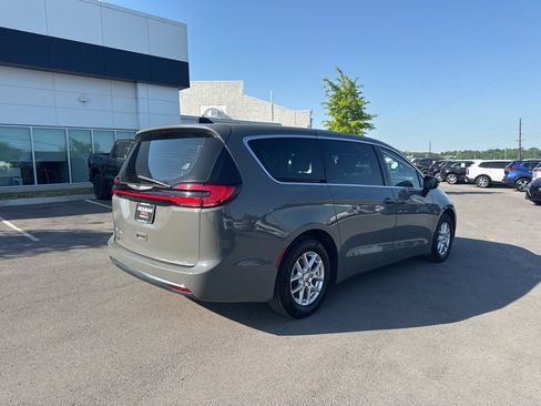 Used 2025 Chrysler Pacifica Select FWD image 7
