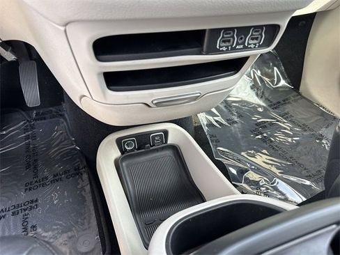 Used 2021 Chrysler Pacifica Touring-L image 21