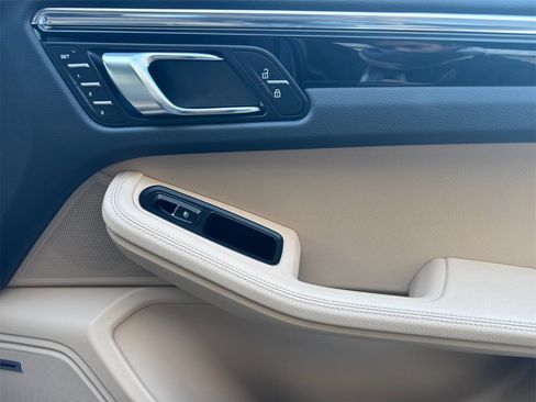 Used 2025 Porsche Macan image 20