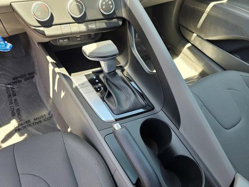 Certified 2025 Hyundai Elantra SE FWD image 29