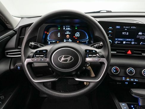 Used 2025 Hyundai Elantra SE image 13