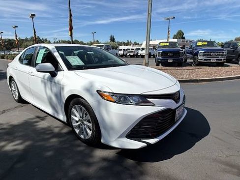 Used 2019 Toyota Camry LE FWD image 2