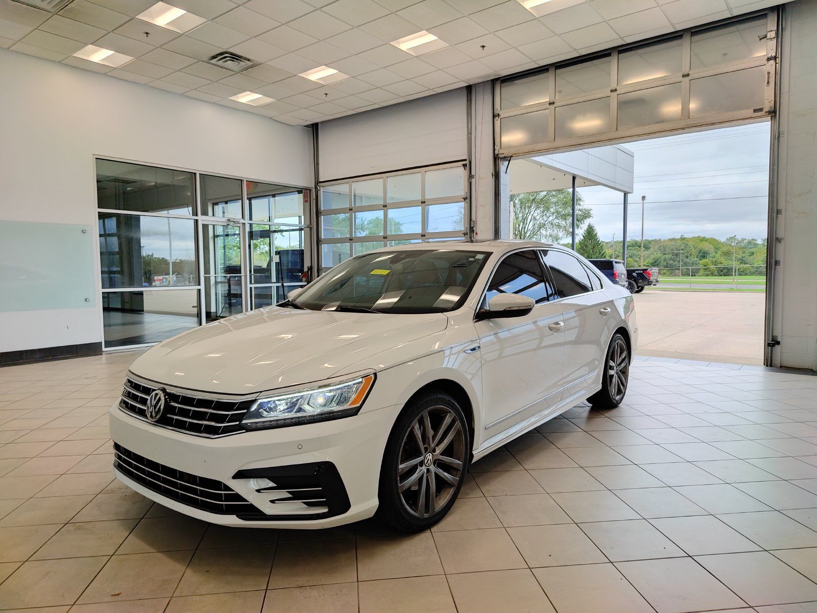 Used 2019 Volkswagen Passat 2.0T SE R-Line FWD image 7