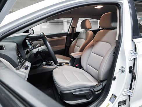 Used 2017 Hyundai Elantra SE image 19