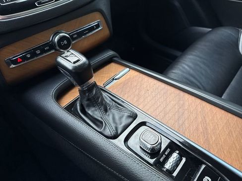 Used 2021 Volvo XC90 T6 Momentum w/ Climate Package image 27