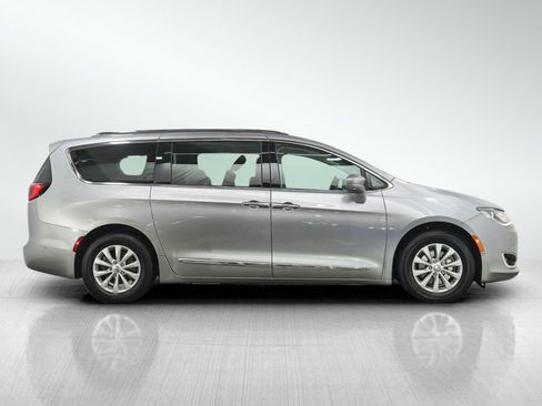 Used 2019 Chrysler Pacifica Touring-L w/ Advanced Safetytec Group FWD image 6