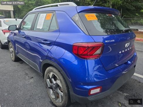 Used 2023 Hyundai Venue Limited FWD image 2