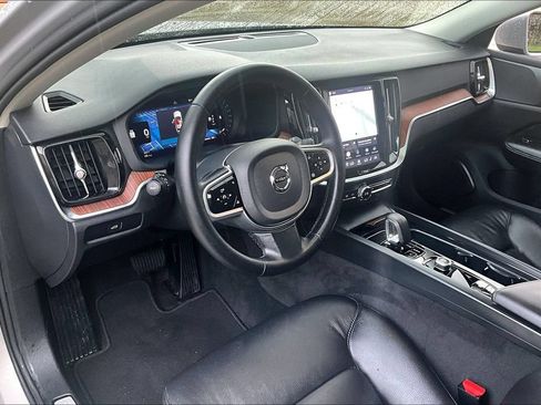 Certified 2025 Volvo V60 B5 Cross Country Plus AWD/4WD image 17