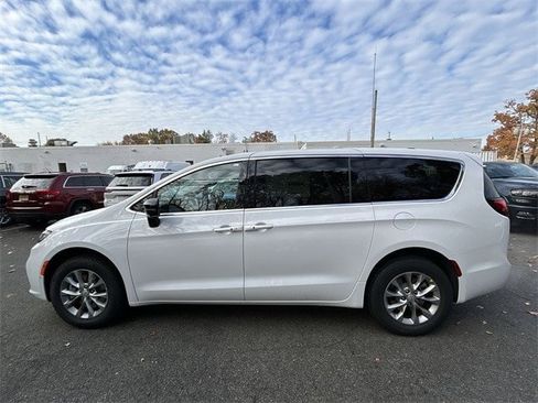New 2026 Chrysler Pacifica Select image 5