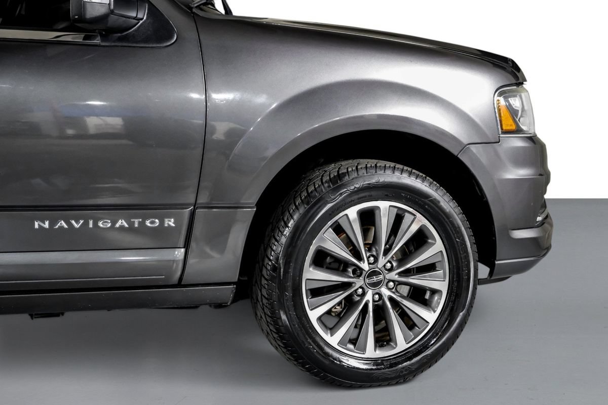 Used 2016 Lincoln Navigator Select RWD image 7