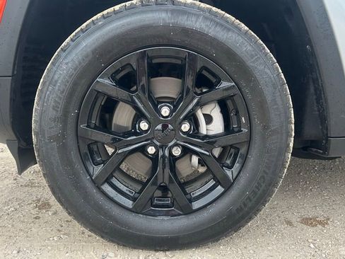 Used 2024 Jeep Grand Cherokee Altitude image 16