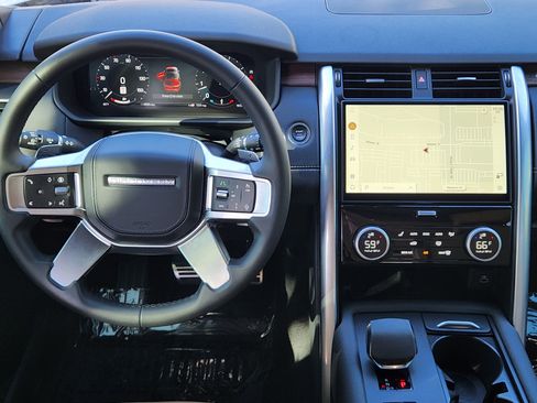 Used 2024 Land Rover Discovery Dynamic SE image 31