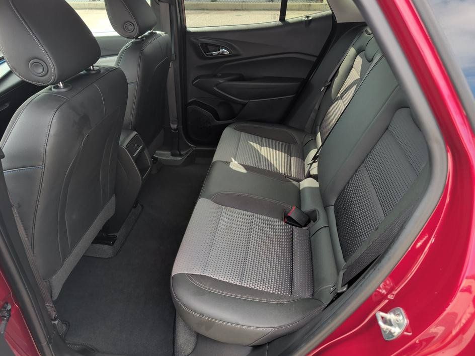 Used 2025 Chevrolet Trax LT w/ LT Convenience Package FWD image 9