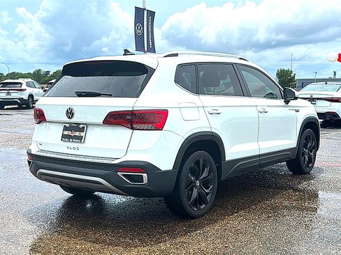 Used 2023 Volkswagen Taos SE w/ Panoramic Sunroof Package FWD image 8
