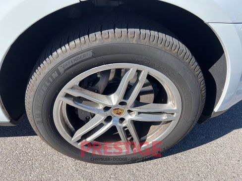Used 2021 Porsche Macan w/ Premium Package Plus AWD/4WD image 15
