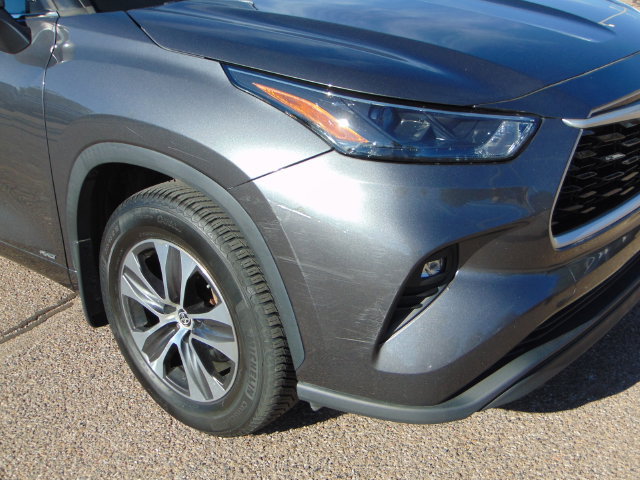 Used 2022 Toyota Highlander XLE AWD/4WD image 2