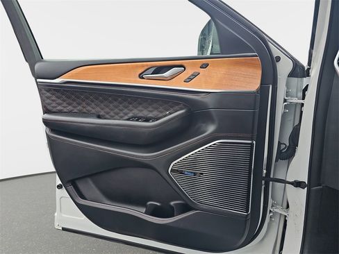 Used 2023 Jeep Grand Cherokee Summit image 29