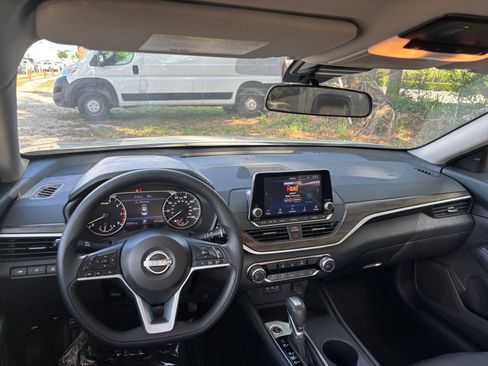 Used 2025 Nissan Altima 2.5 SV FWD image 34