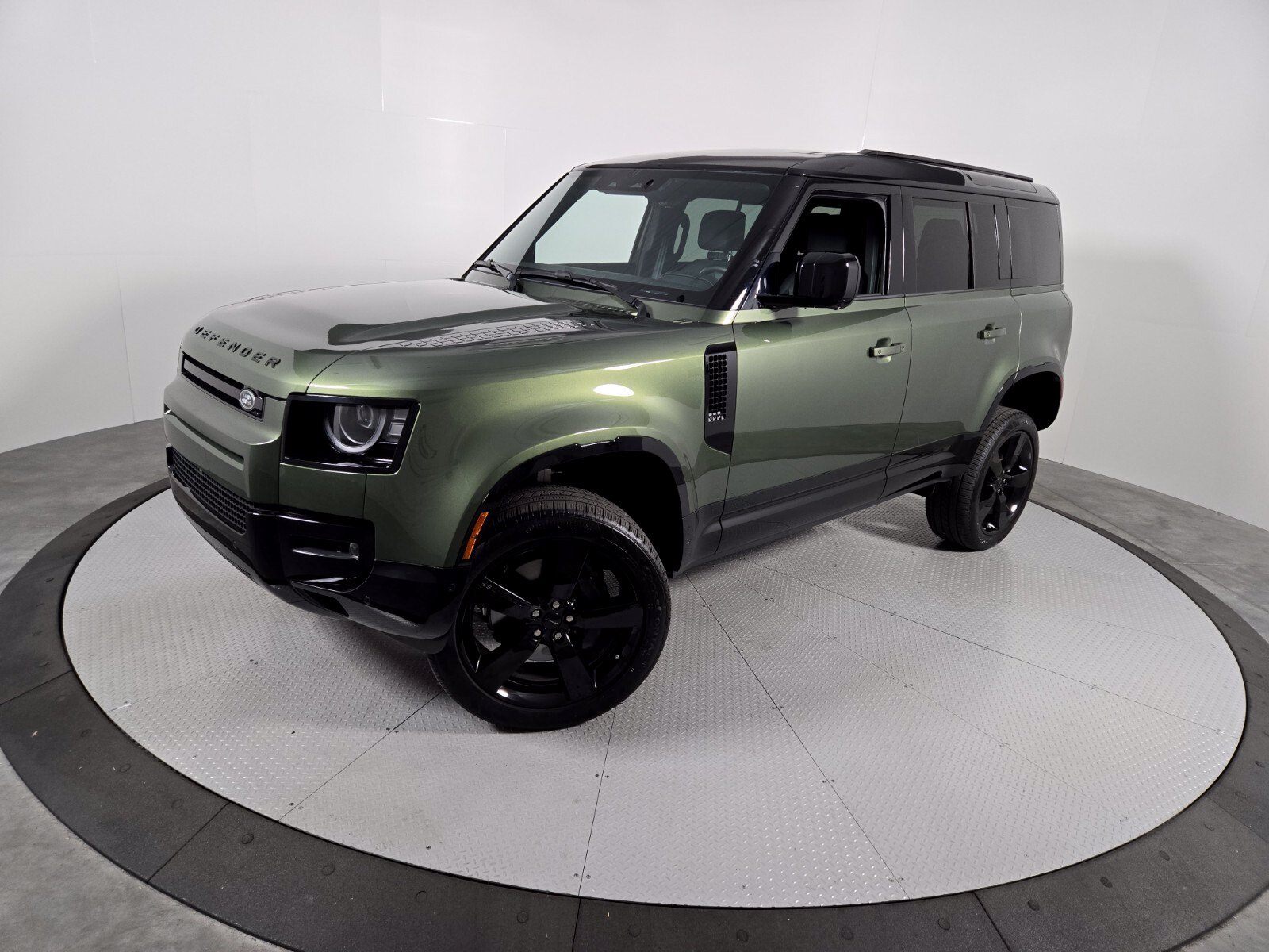 Used 2026 Land Rover Defender 110 X-Dynamic SE AWD/4WD image 1