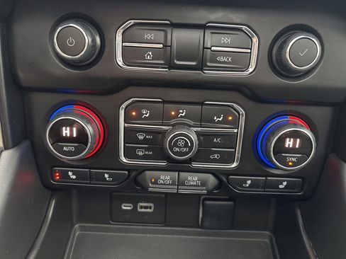 Used 2023 Chevrolet Suburban Z71 w/ Luxury Package image 33