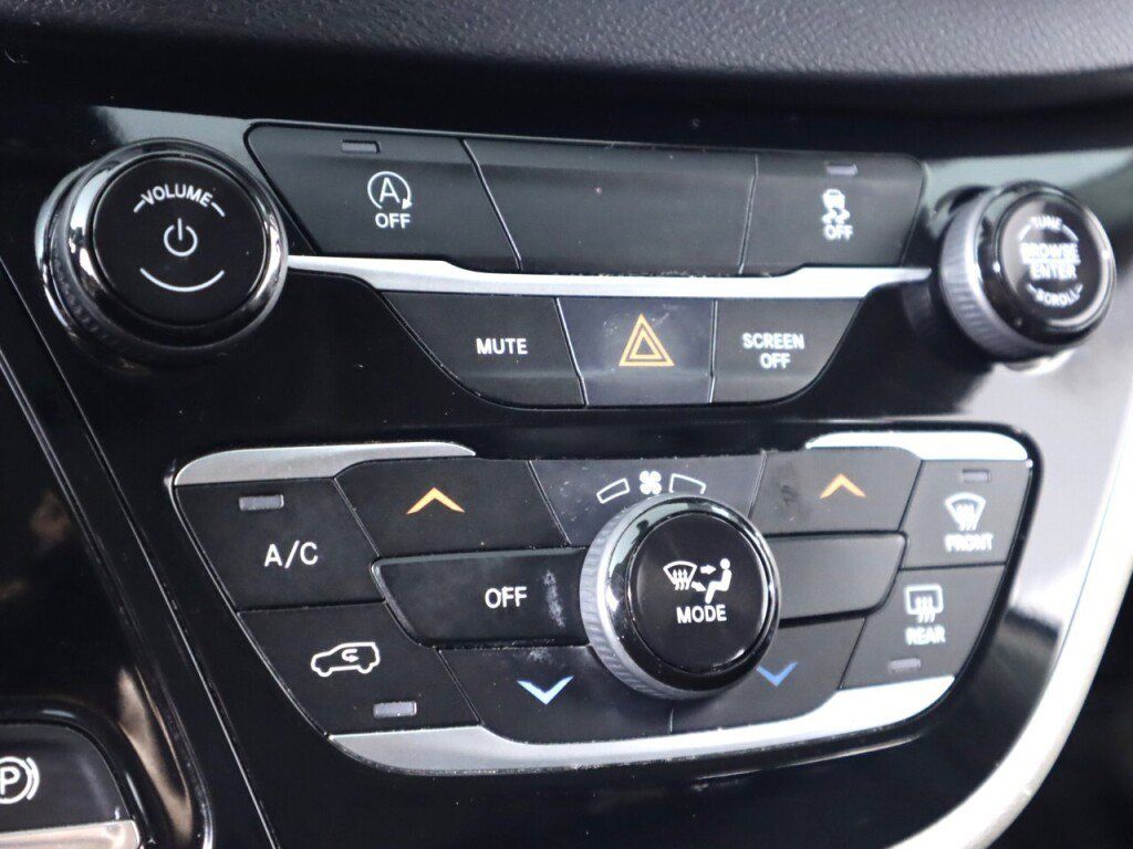 Used 2020 Chrysler Voyager Lxi FWD image 20