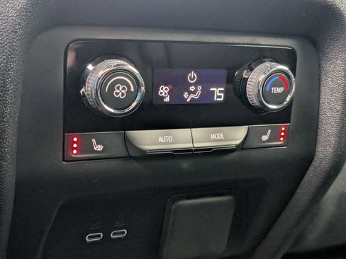 Used 2025 Chevrolet Traverse RS image 38