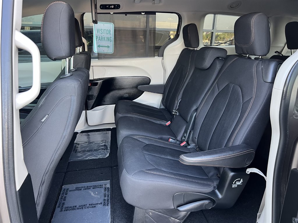 Used 2018 Chrysler Pacifica Touring Plus w/ Tire & Wheel Group FWD image 11