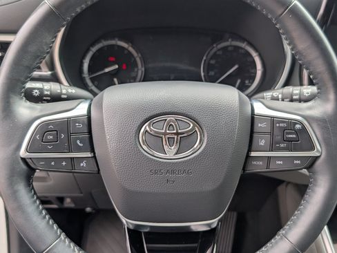 Used 2021 Toyota Highlander Limited FWD image 19