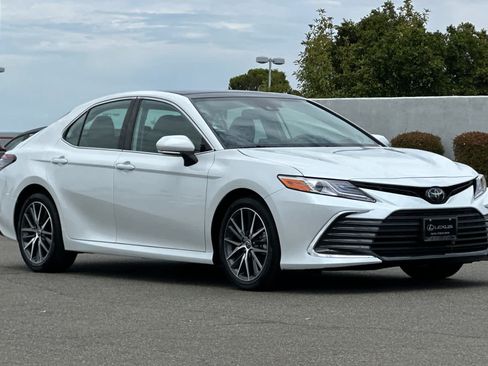 Used 2022 Toyota Camry XLE w/ Navigation Upgrade Package AWD/4WD image 5