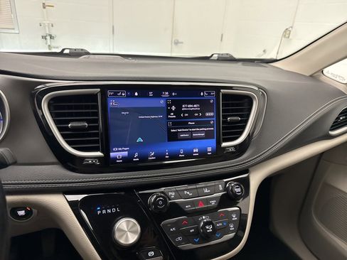 Used 2021 Chrysler Pacifica Touring-L image 20