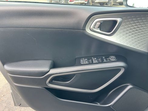 Used 2025 Kia Soul LX w/ LX Technology Package image 18