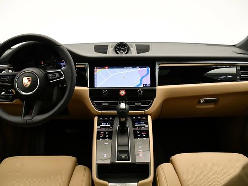 Certified 2025 Porsche Macan image 23