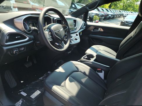 New 2026 Chrysler Pacifica Select image 3