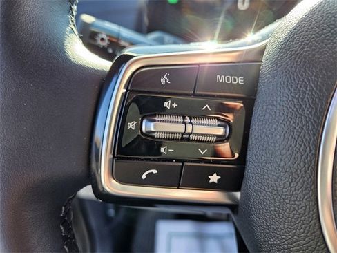 Used 2025 Kia Carnival EX image 28