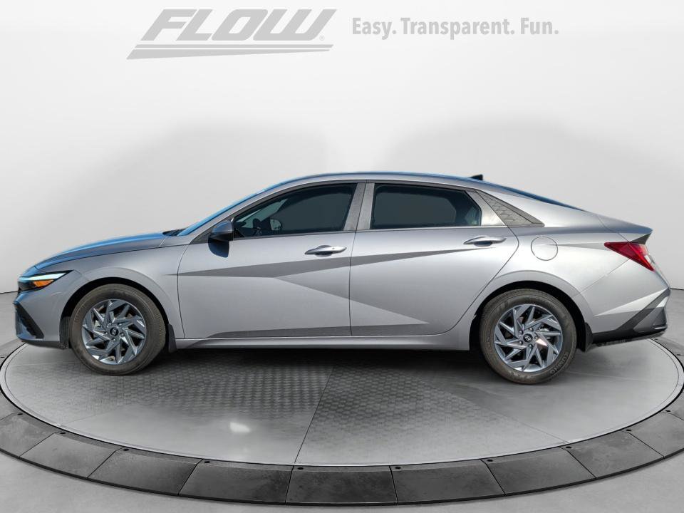 Used 2026 Hyundai Elantra Hybrid FWD image 4