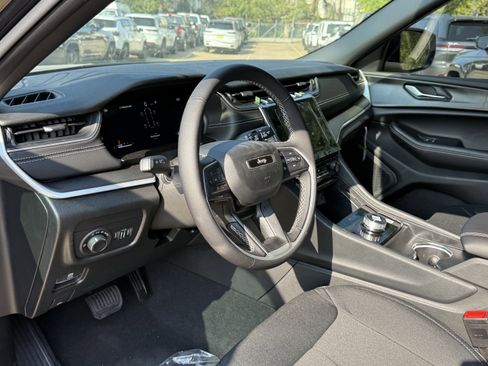 New 2025 Jeep Grand Cherokee L Laredo image 16