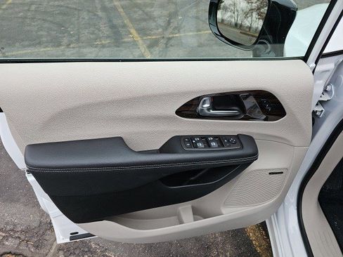 Used 2024 Chrysler Pacifica Limited w/ Uconnect Theater Family Group image 22