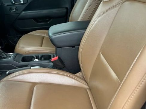 Used 2020 Jeep Gladiator Rubicon w/ Advanced Safety Group AWD/4WD image 15