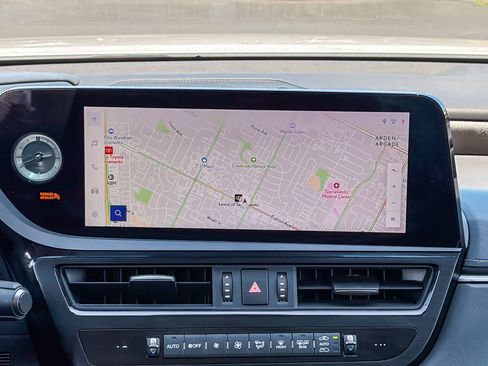 Used 2025 Lexus ES 300h w/ Premium Package FWD image 13